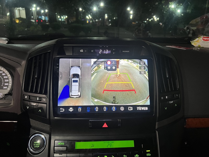 Camera 360 hiển thị góc quay phía sau xe kèm vạch lùi